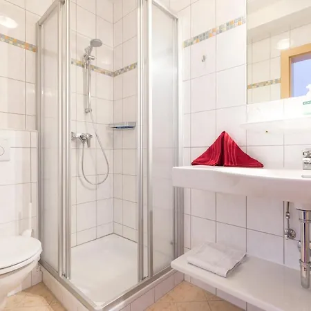 Haus Roswitha 게스트하우스 플라차우